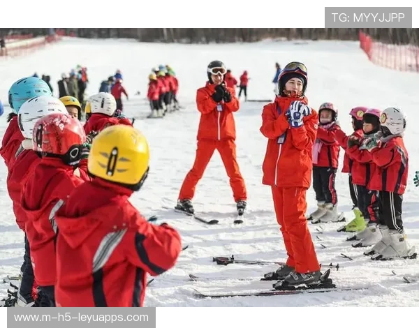 冰雪赛事：滑雪分站赛提前开启冬季赛季热身，滑雪比赛赛道