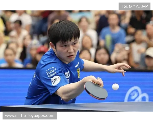 赛场焦点樊振东，赢球后合影彰显运动家风范，樊振东赛后采访视频